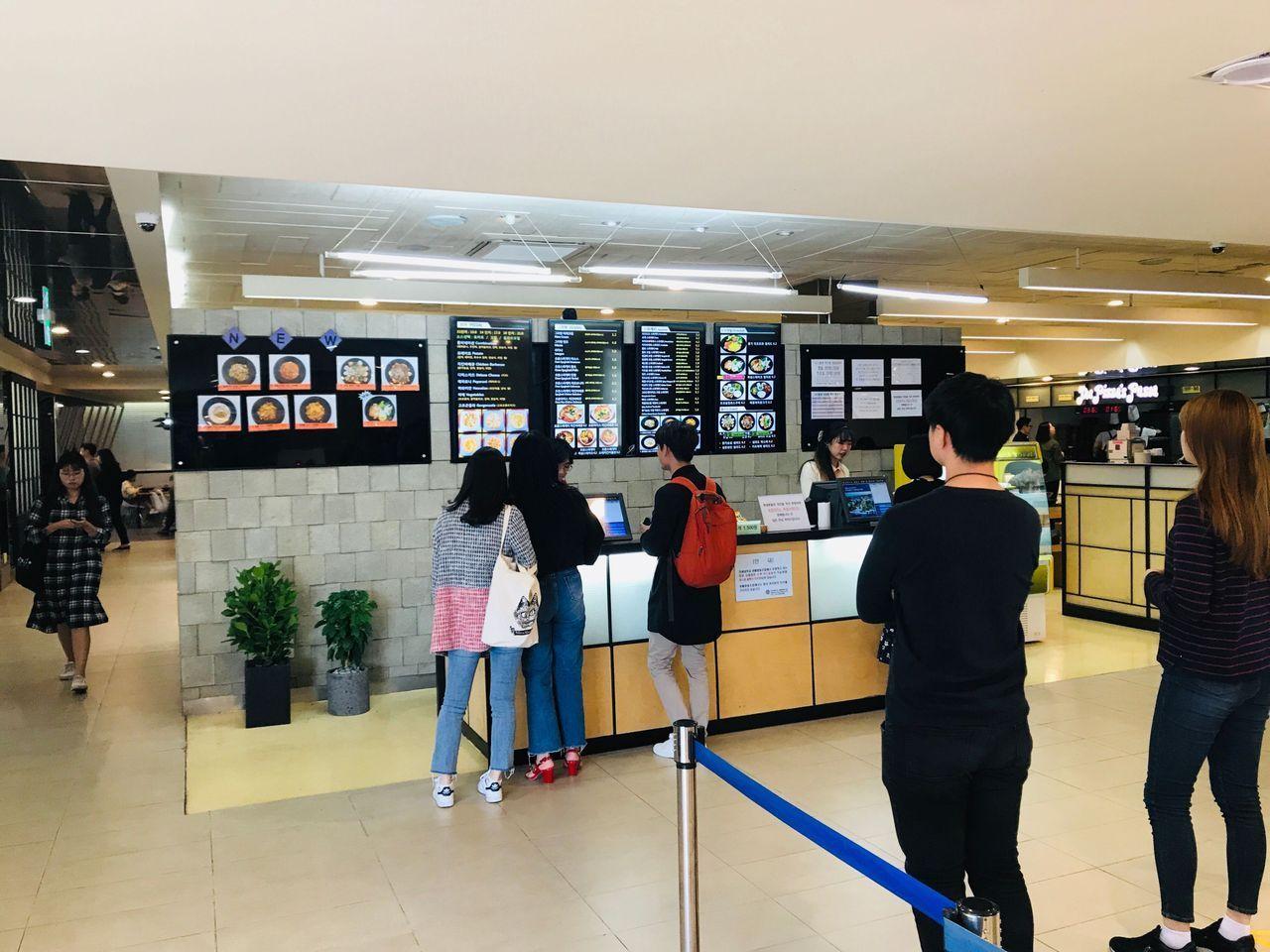 延世大学的西式食堂，提供多种国际美食选择，满足不同口味。